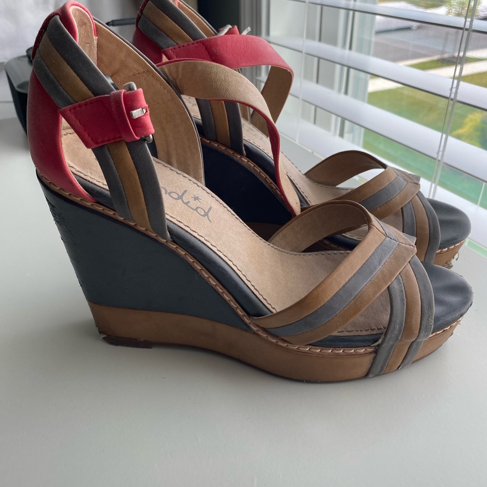 Splendid Wedge - Picture 2 of 5
